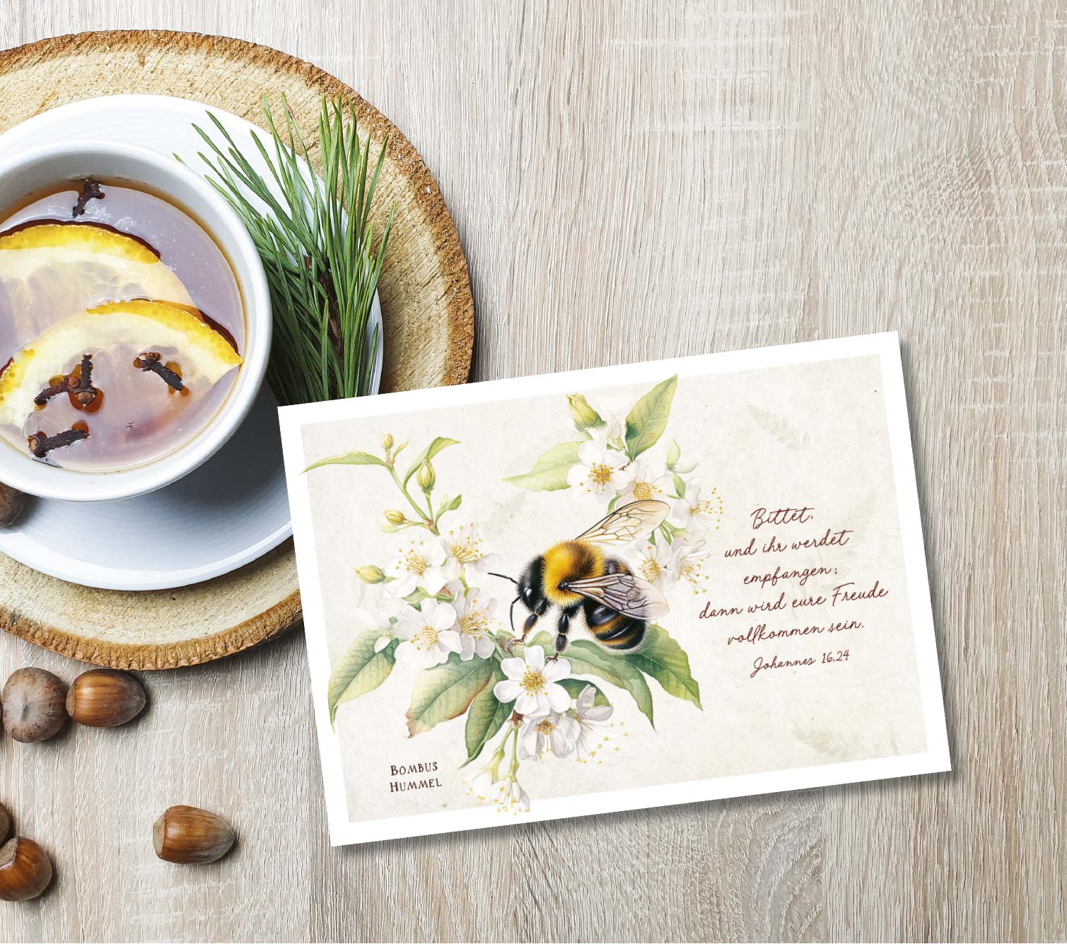 Postkarte Hummel an Blüten