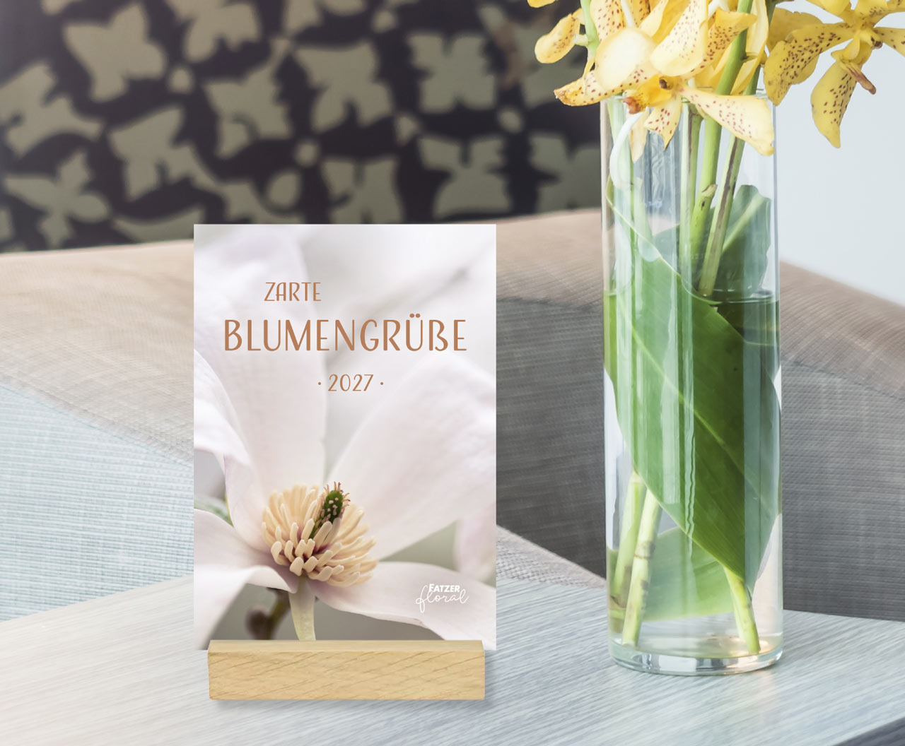 Zarte Blumengrüße 2027 – Tischkalender mit Holzaufsteller